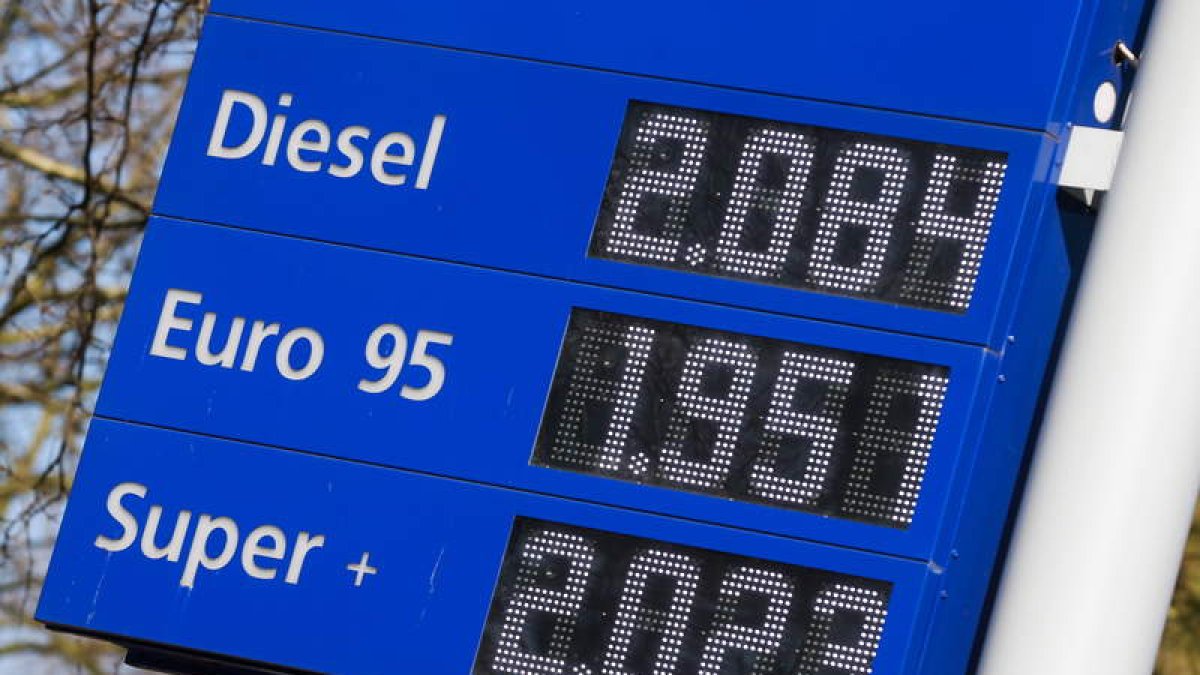 Imagen de los precios del combustible en una estación de servicio. STEPHANY LECOC