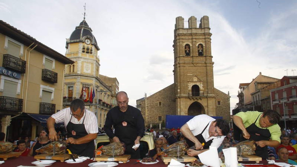 Los cortadores se afanan en la plaza Mayor para conseguir el peso exacto.