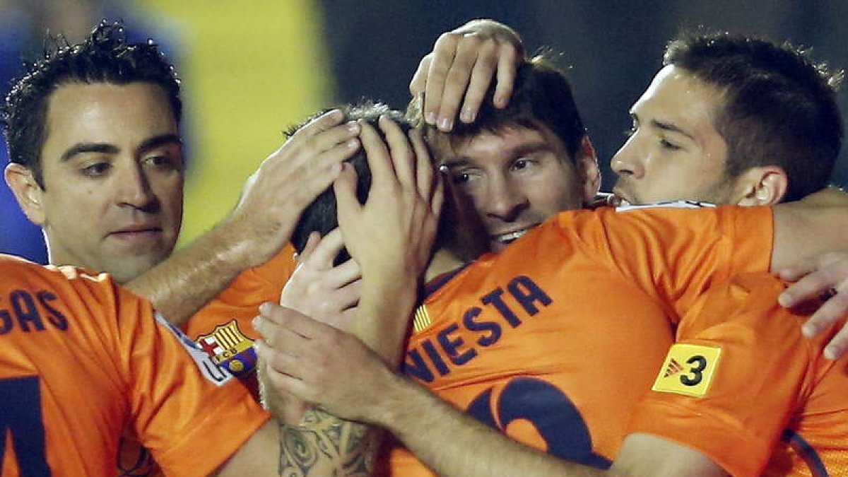 Jordi Alba, a la derecha, abraza a Leo Messi tras un gol conseguido por el astro argentino.