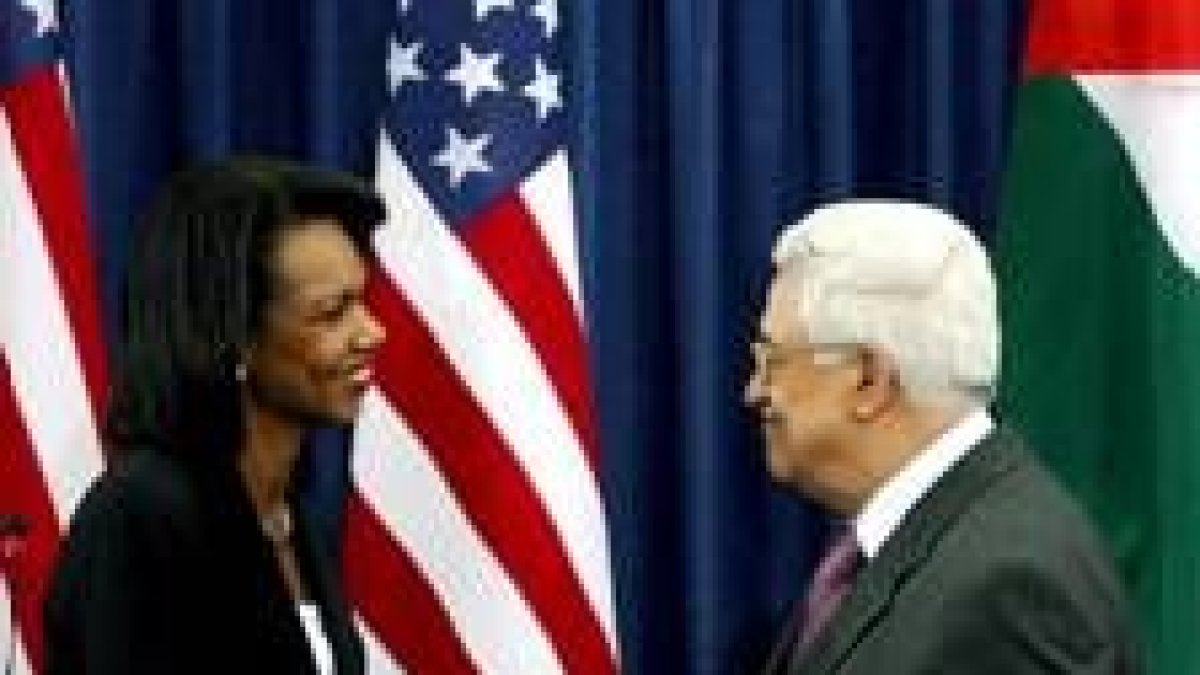 Mahmud Abás y Condoleezza Rice tras la rueda de prensa en Ramala