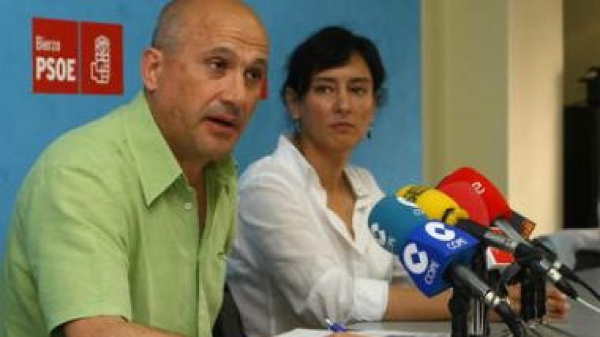 Manuel Ángel Rey y Belén Fernández, ayer en la sede del PSOE en Ponferrada.
