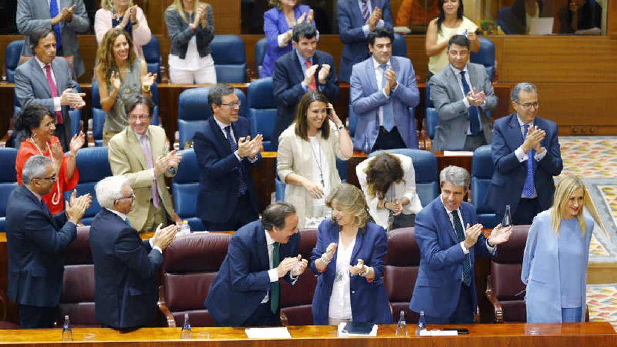 Cristina Cifuentes recibe el aplauso de los diputados del PP y los miembros de su Gobierno. J. P. GANDUL