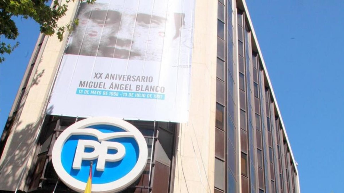 El PP ha extendido una lona en la fachada de la sede de Génova para recordar el asesinato de Miguel Ángel Blanco.