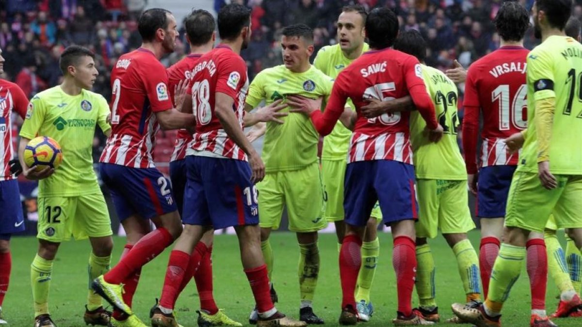 Jugadores del Atlético y Getafe, en uno de los múltiples enfrentamientos durante el partido.