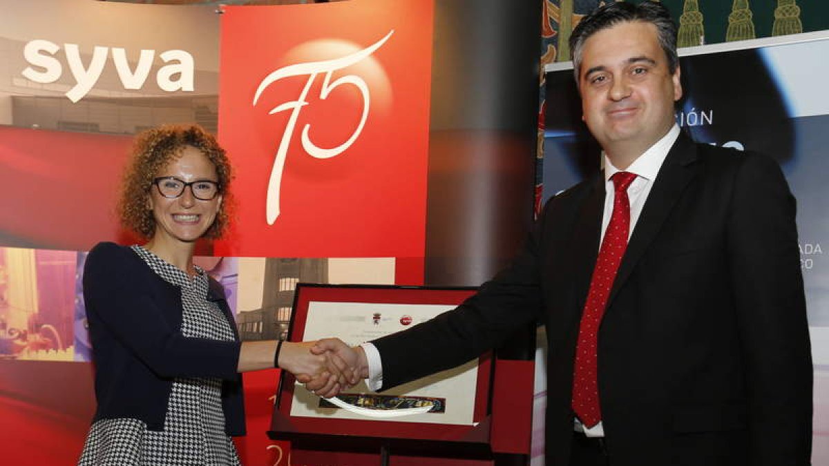 La premiada, María Jesús Corral, recibió su galardón de la mano del nuevo director de Syva y de gran parte de la comunidad académica de Veterinaria en León. RAMIRO