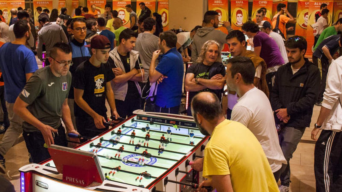 El Nacional de futbolín se desarrolló en La Hacienda a lo largo de tres jornadas con cerca de 200 parejas participantes. F. OTERO PERANDONES