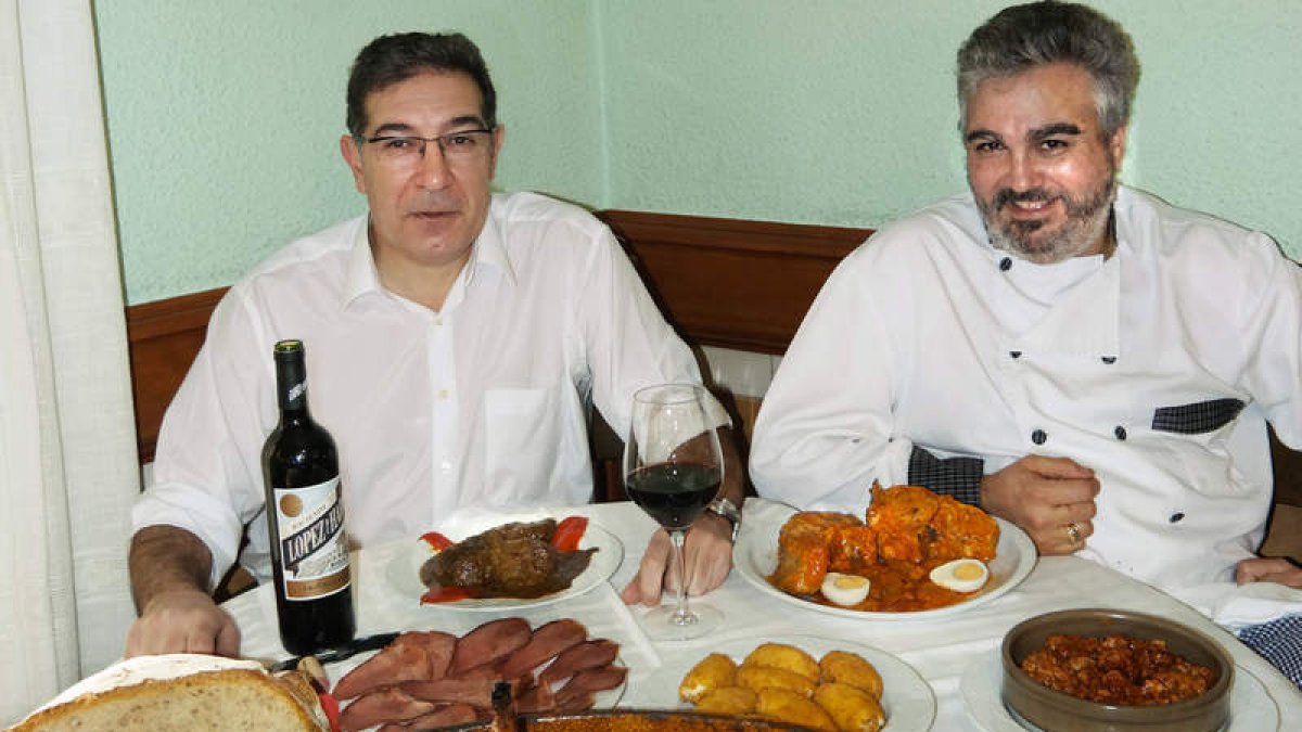Norberto y Fernando, tercera generación familiar en El Besugo, que cumple 90 años y homenajea a sus clientes con un menú con los platos estrella, los de toda la vida, a 16 euros.