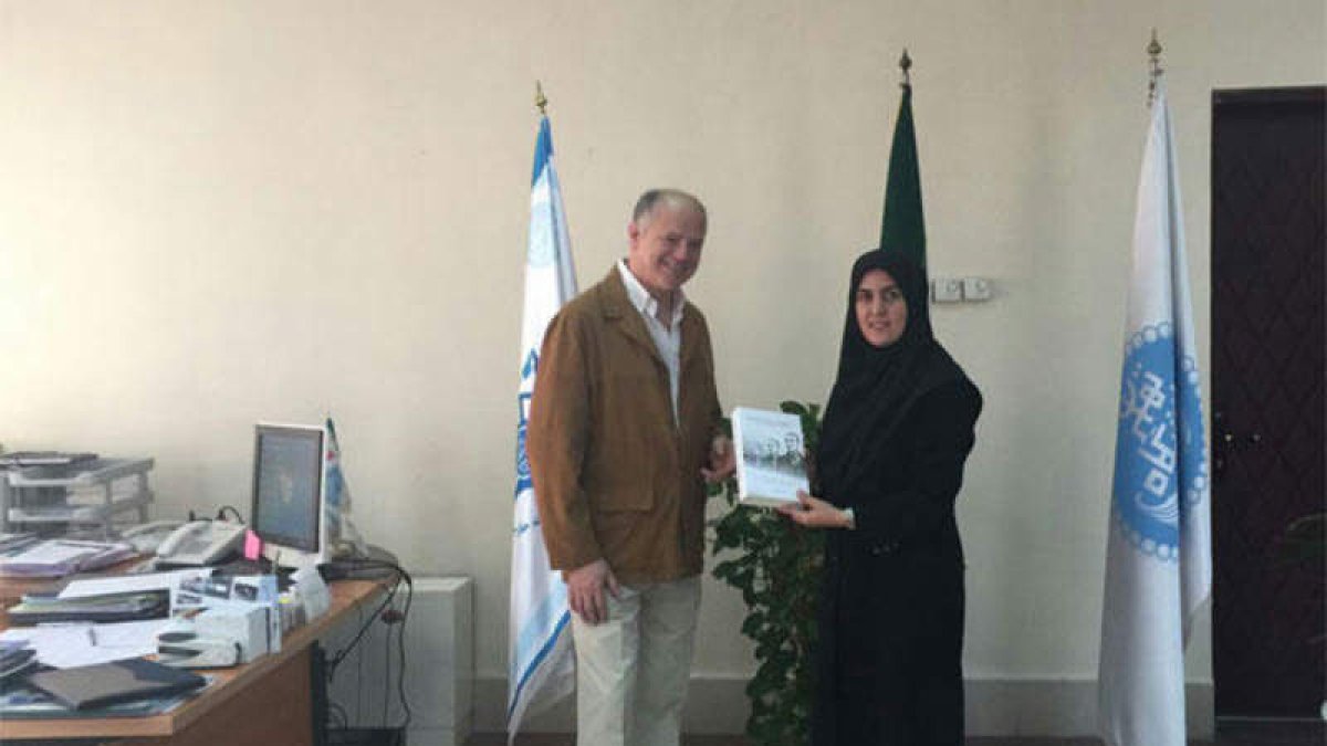 Valentín Carrera junto a la doctora Maryam Haghroosta. DL