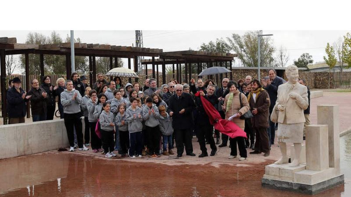 La estatua de Charo González preside el Parque del Mayor por expreso deseo de su marido, cronista de la ciudad