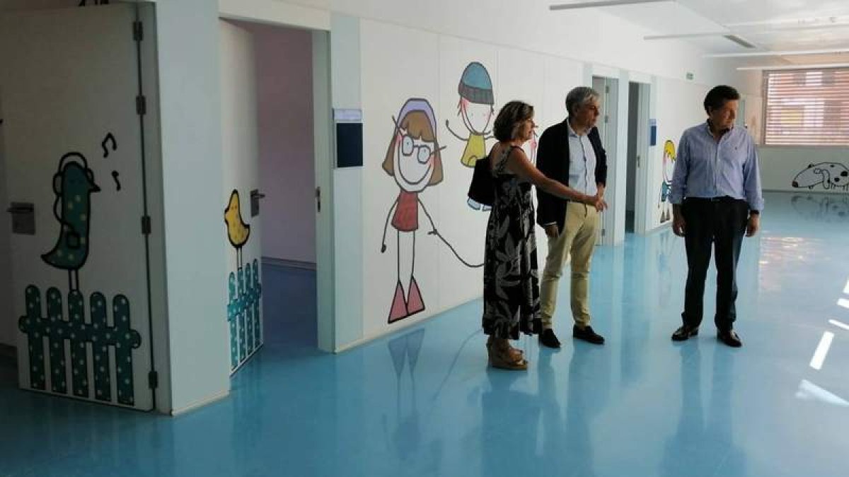 La gerente de Atención Primaria, el delegado territorial y el gerente de Áreas, en el centro de salud. DL