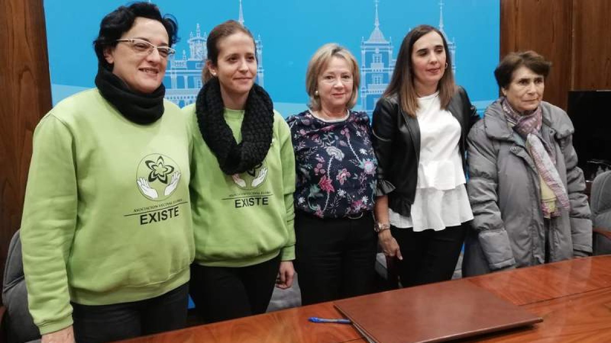 Representantes de Flores del Sil Existe y de la Asociación de Peñas, con la concejala de Fiestas. DL