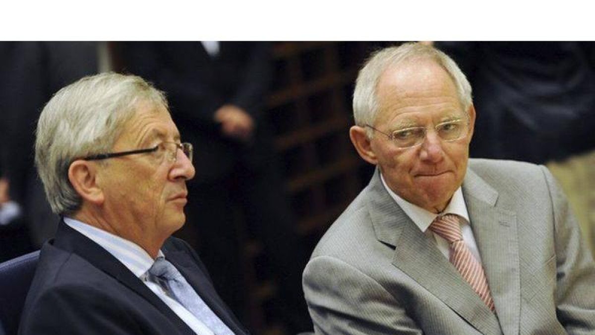 El presidente del Eurogrupo, Jean-Claude Juncker (izquierda) junto al ministro alemán de Finanzas, Wolfgang Schäuble, durante una reunión del Eurogrupo, el pasado junio en Luxemburgo.