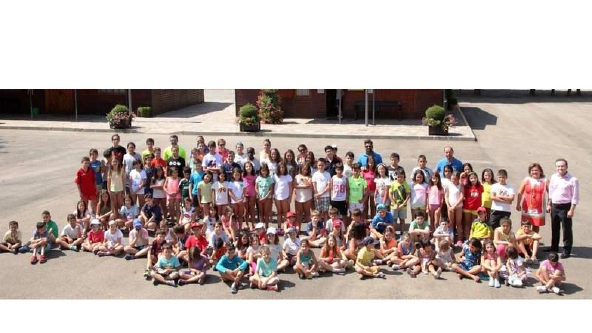 Foto de familia de los niños participantes ayer en el Coto Escolar, con Fernando Salguero y Tere Santamarta al frente. DL
