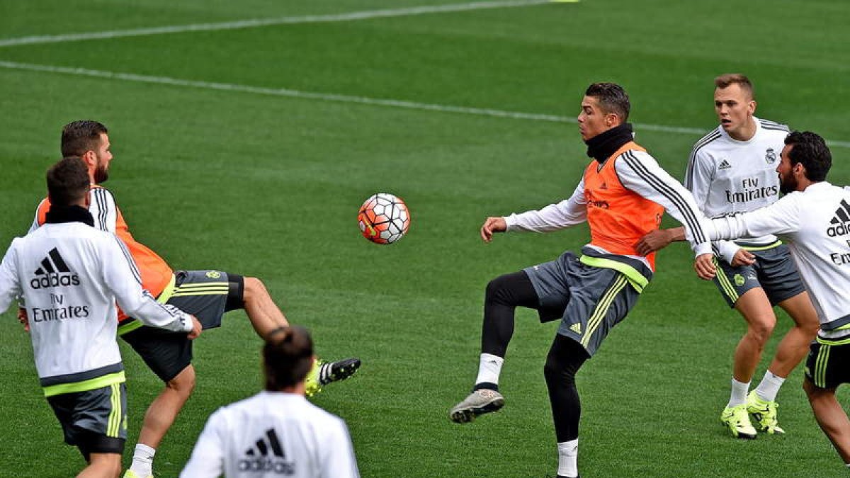 Futbolistas del Madrid, con Ronaldo en el centro, durante el entrenamiento en Melbourne