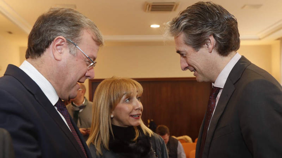 El ministro, anteayer en Asturias con Silván y Gancedo. JESÚS
