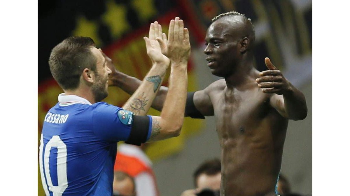 Mario Balotelli celebra su gol ante Alemania con su compañero Antonio Cassano.