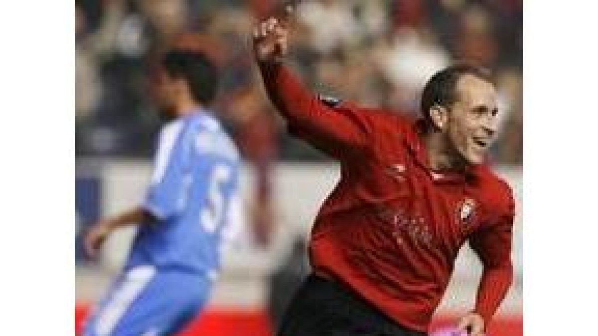 El jugador de Osasuna Juanlu Gómez celebra el gol logrado ayer