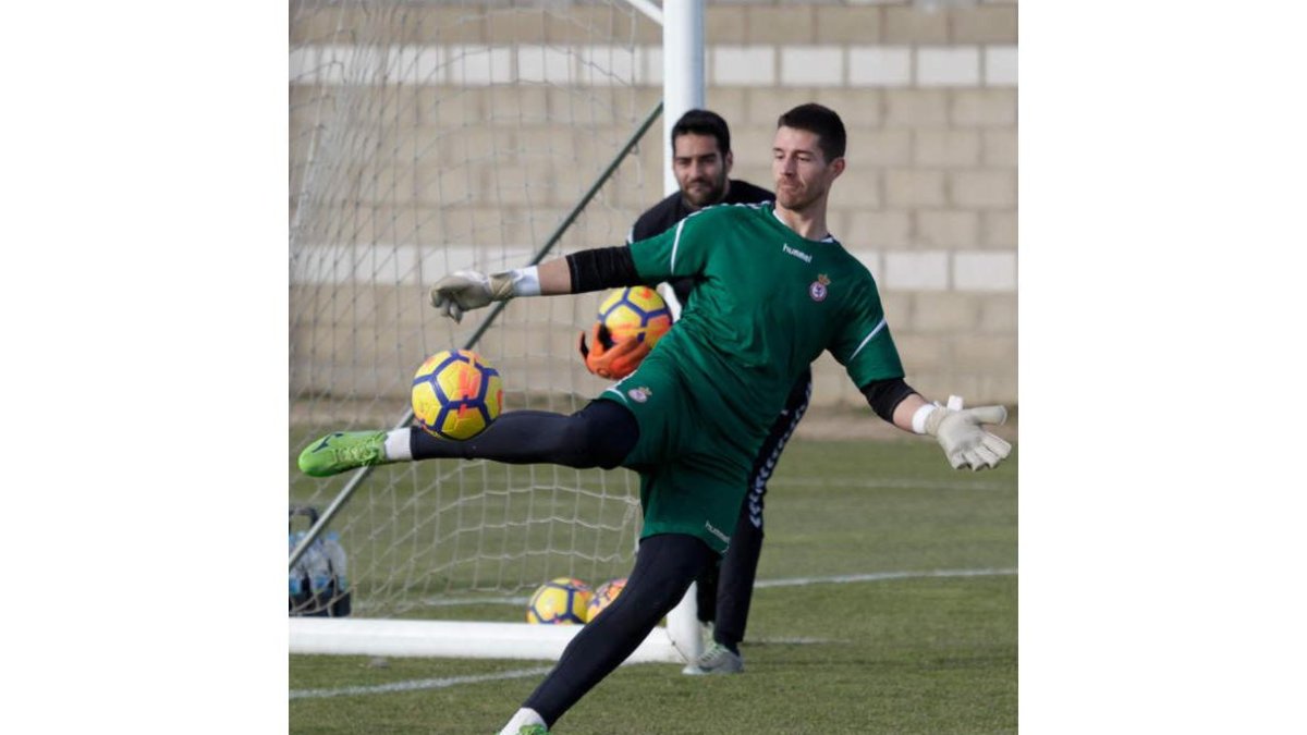 Palatsí espera que el partido en Almería sirva para que la Cultural remonte el vuelo.