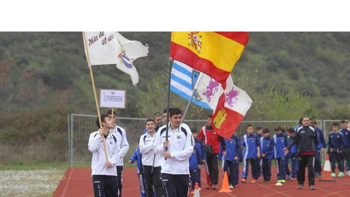 Los abanderados encabezaron el tradicional desfile previo al arranque del torneo.