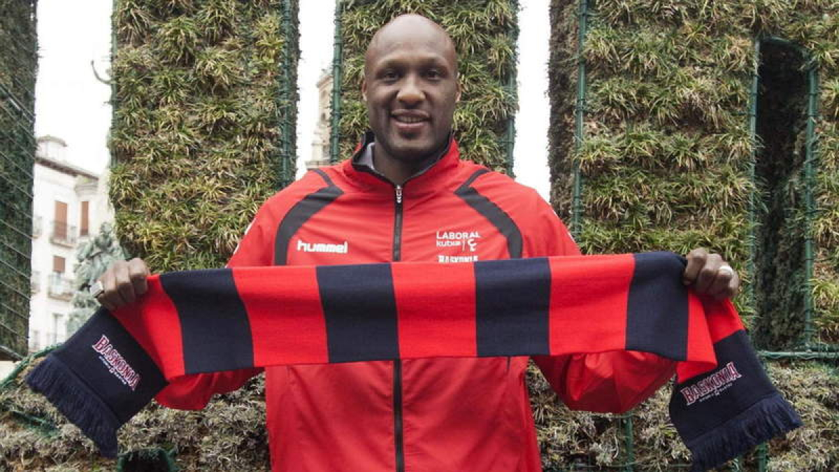 Lamar Odom posa a su llegada a Vitoria.