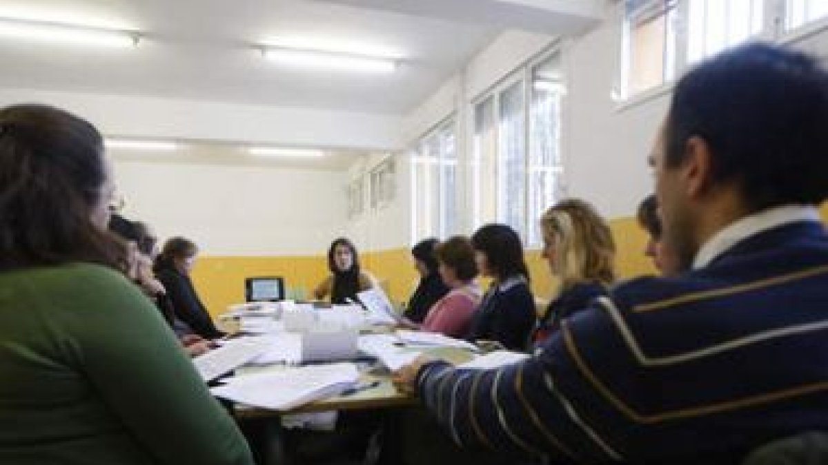Padres y madres en el taller del Colegio Quevedo.