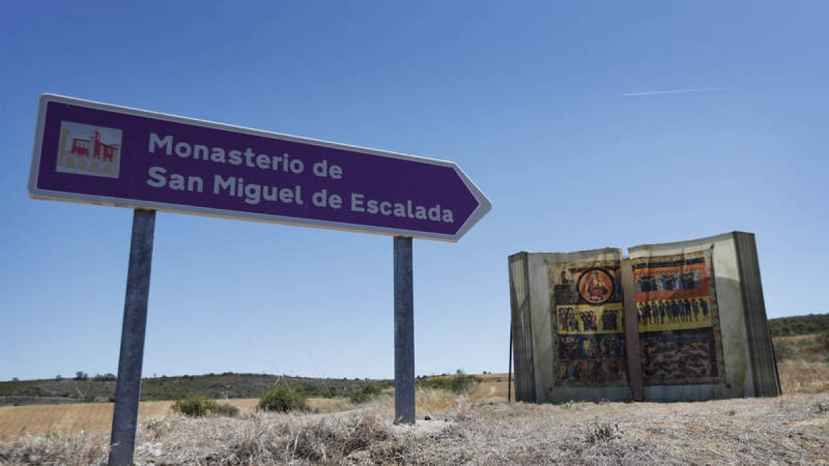 Cartel indicador y el ‘beato gigante’ de Escalada. JESÚS F. SALVADORES