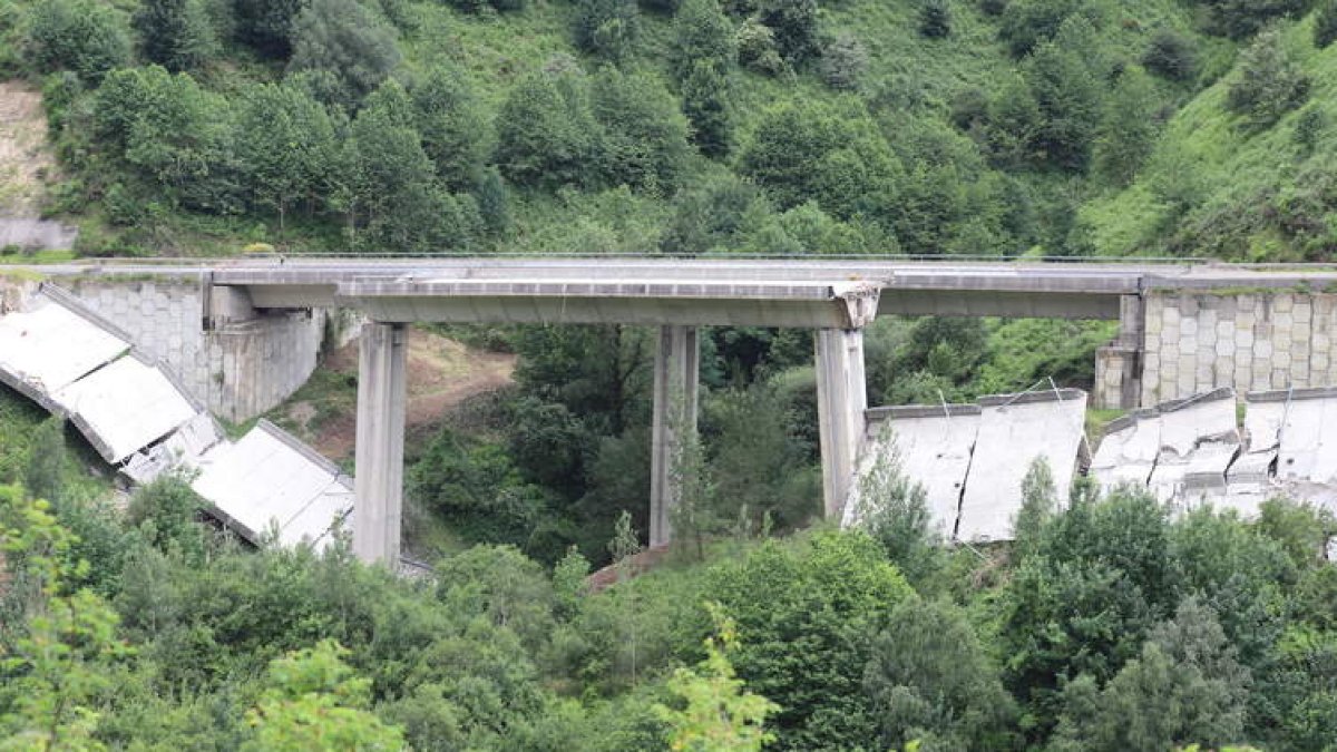 Estado en el que ha quedado el viaducto tras el doble derrumbe. ANA F. BARREDO