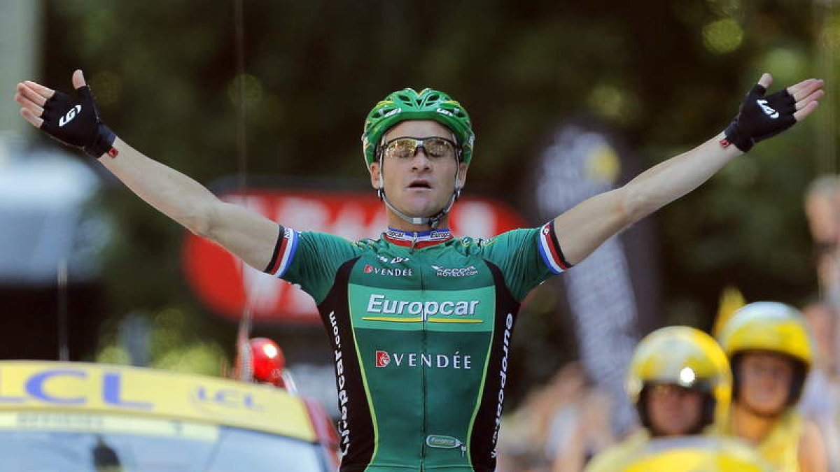 Voeckler celebra su triunfo en la llegada a meta en Bagnères-de-Luchon.