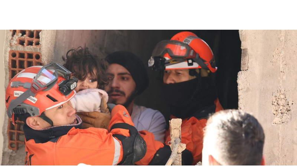 Los servicios de rescate salvan a una niña entre los escombros de Antioquía. YONHAP