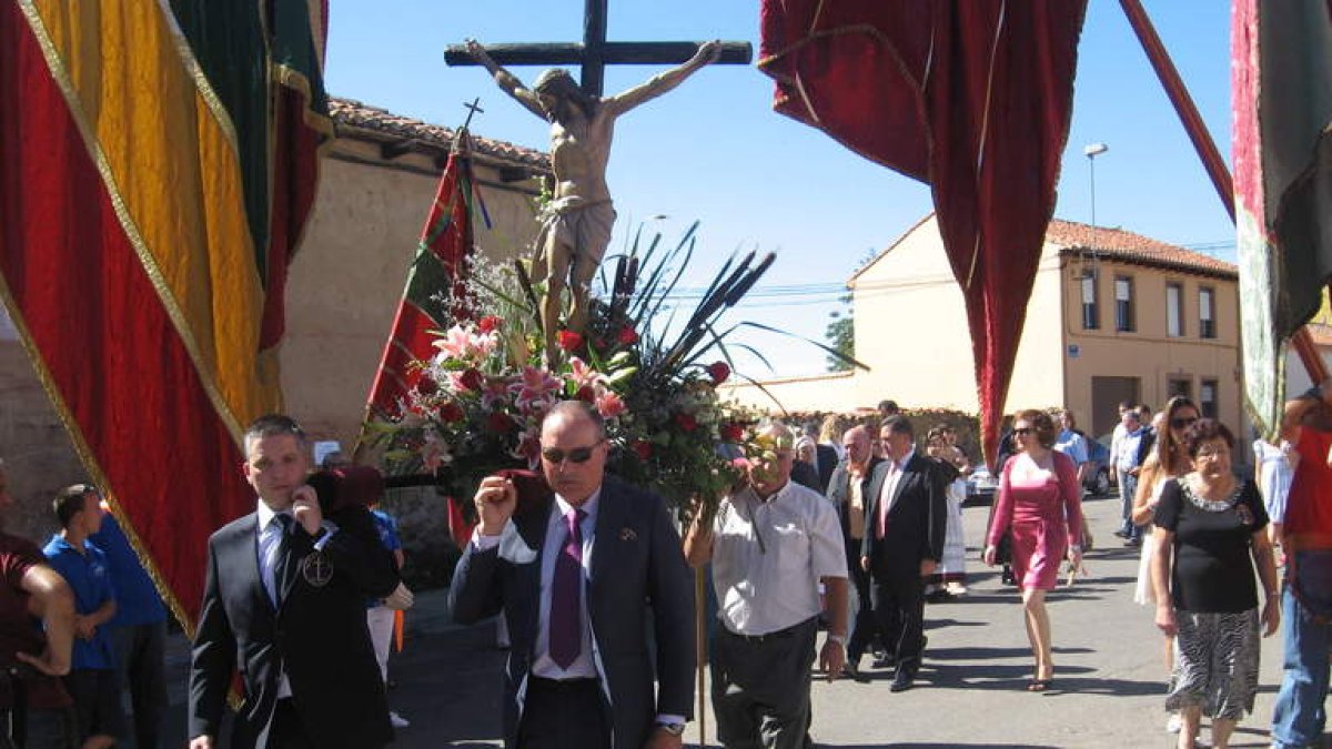 El Cristo de Lorenzana procesionará el sábado acompañado por la banda municipal y un nutrido grupo de pendones y pendonetas.