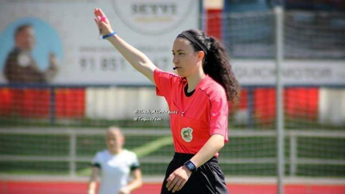 La leonesa Verónica González dirigiendo un partido de la Primera División Femenina. DL