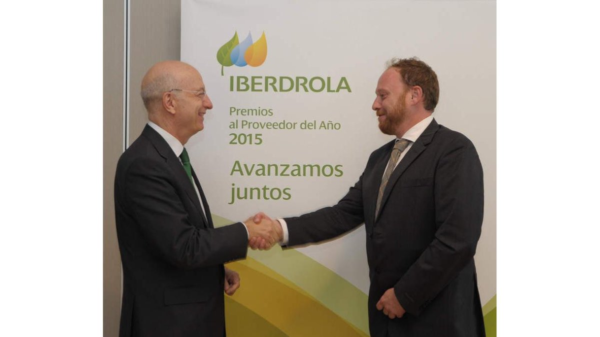 Joaquín Boneta entrega el premio al leonés Josué Martínez.