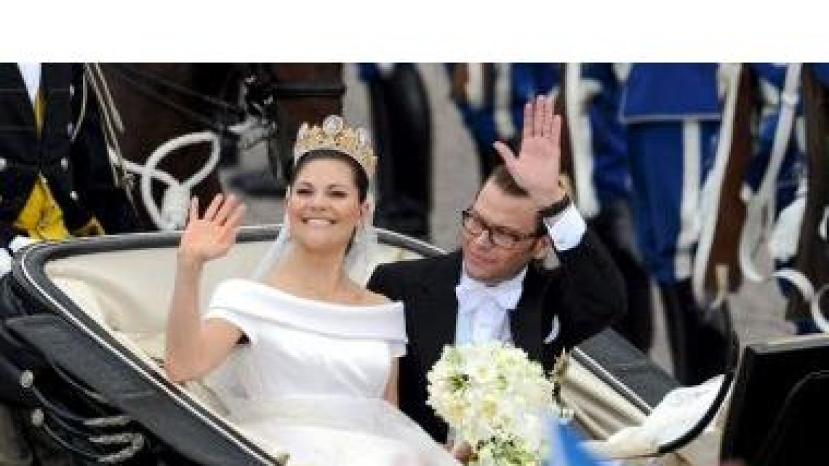 Victoria de Suecia y Daniel Westling saludan después de darse el