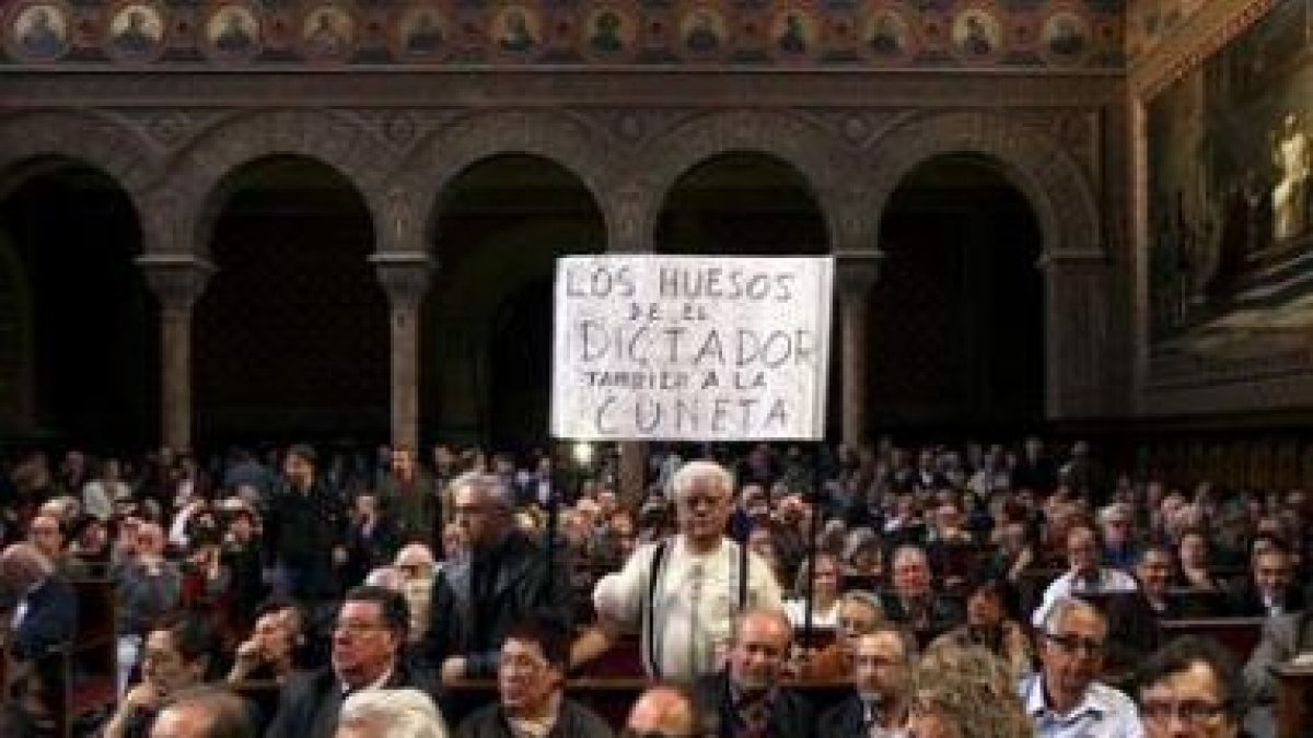 Pancarta en el acto de apoyo al juez Baltasar Garzón celebrado en Barcelona.