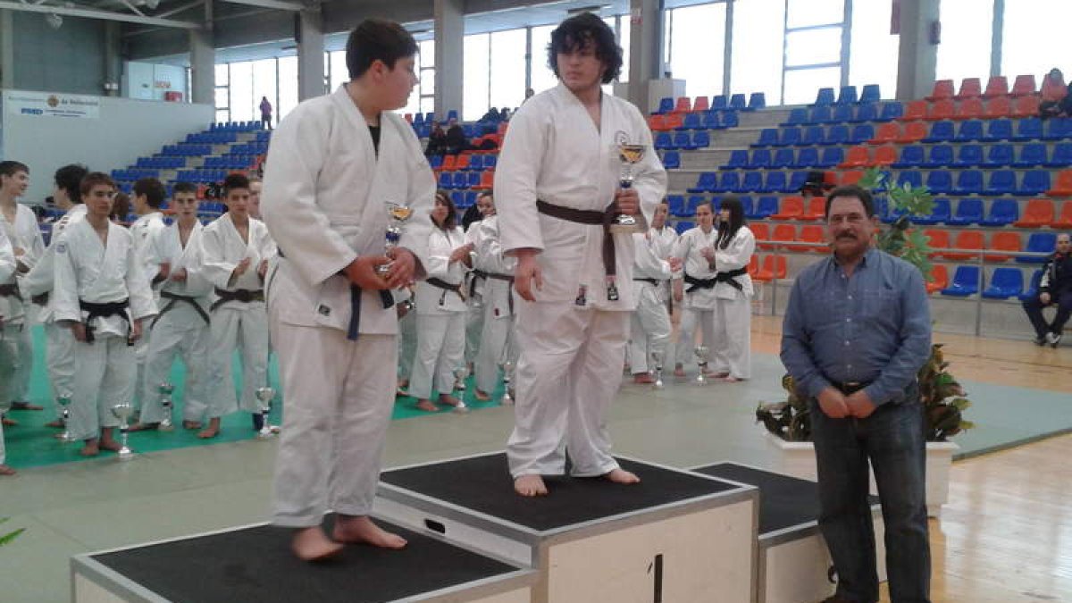 Jorge González, en lo más alto del cajón, tras proclamarse campeón cadete en su peso.