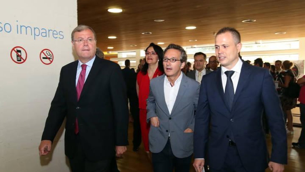 José María Lassalle, acompañado por el alcalde de León, llega a la inauguración del Cybersecurity Summer BootCamp.