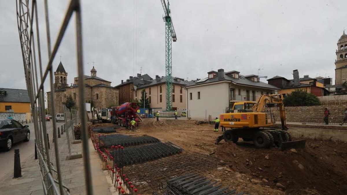Imagen actual de la obra de construcción de un edificio de viviendas en la avenida del Castillo. BARREDO.