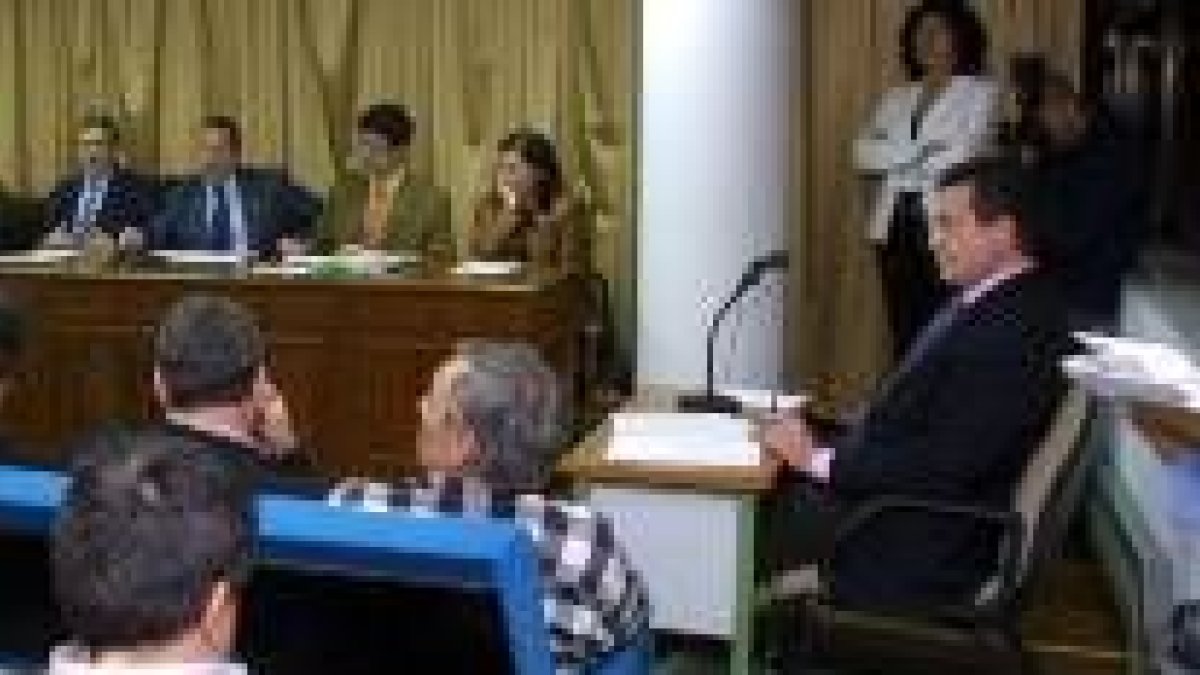 Castro, ejerciendo como portavoz en un pleno, y al fondo Saavedra
