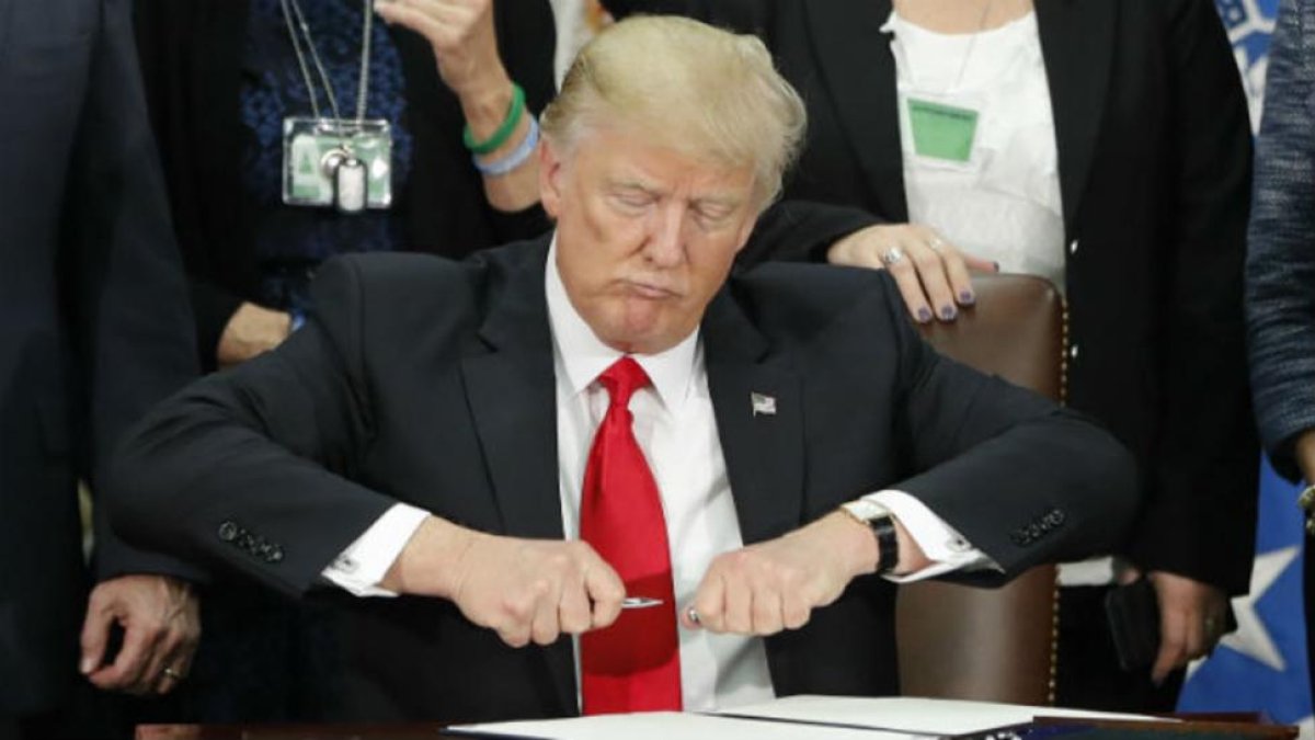 Donald Trump se dispone a firmar la orden ejecutiva para la construcción del muro de México, este miércoles.