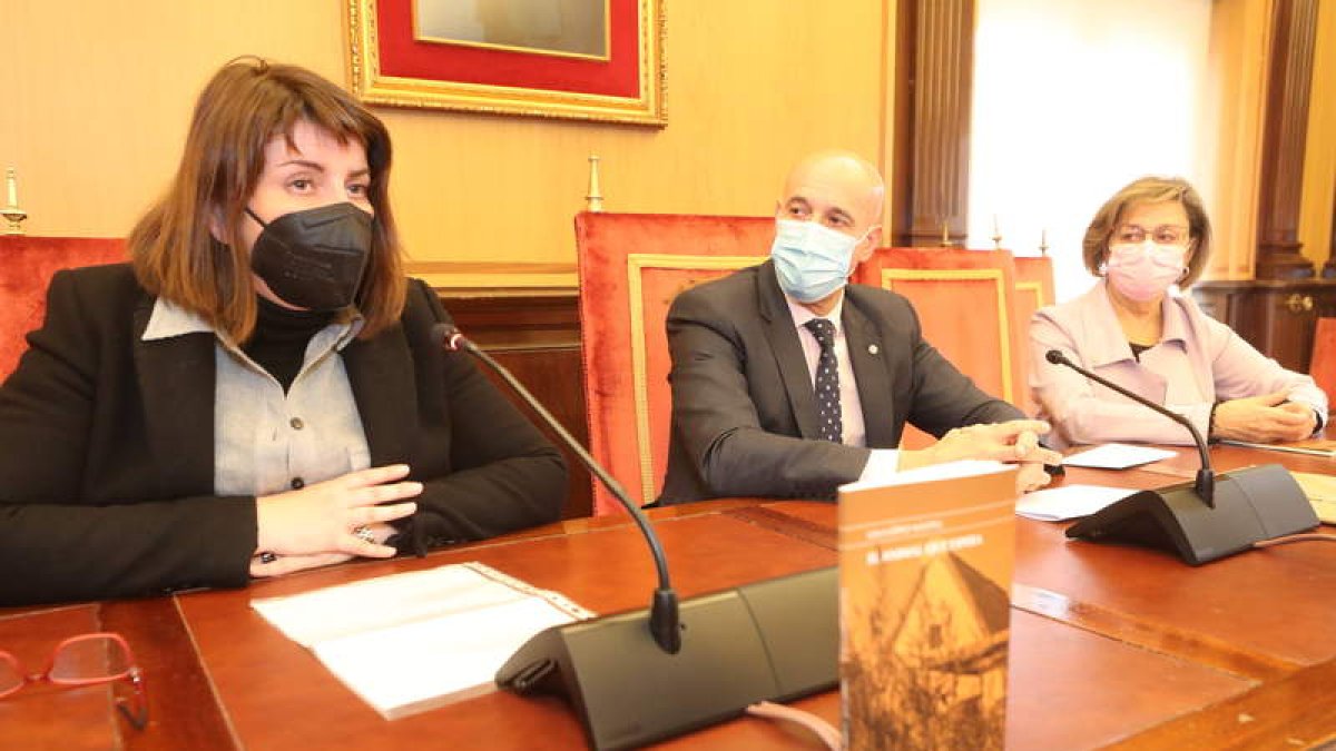 López Maxtell, el alcalde y la concejala de Cultura. RAMIRO