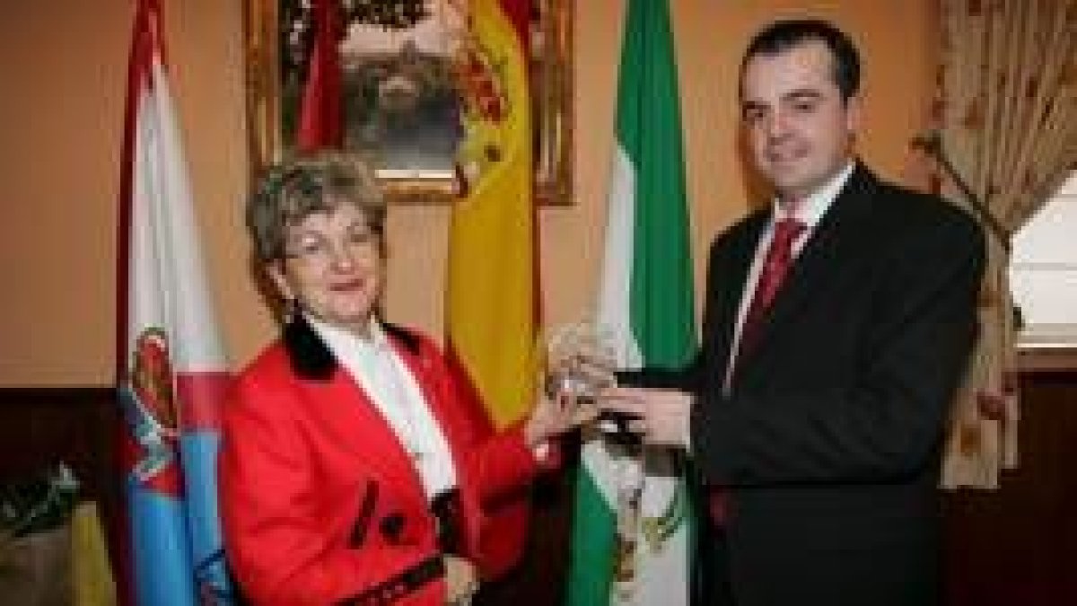 La presidenta de la Casa de Andalucía entregó a Moreno la distinción
