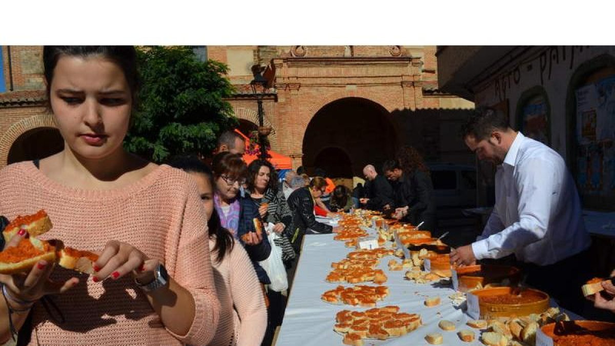 Imagen de una edición pasada de la Jornada de Exaltación de la Tapa de Ajo de Santa María del Páramo. MEDINA