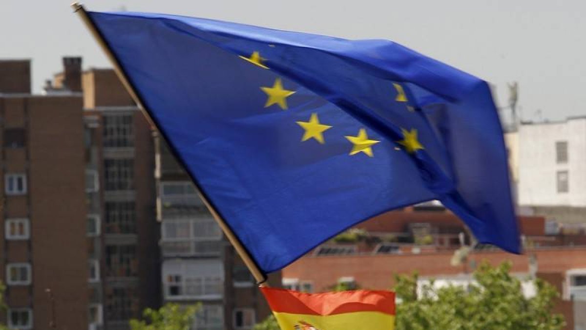 La bandera de Europa y la de España en un acto electoral