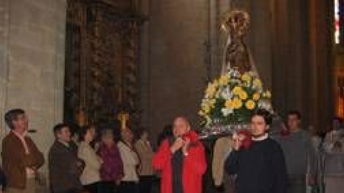 La Virgen es llevada a hombros hacia la puerta de la catedral