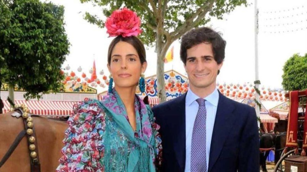 Fernando Fitz-James Stuart, primogénito del actual duque de Alba y Matilde Solís, posa con su prometida Sofía Palazuelo, en la feria de Sevilla, el pasado abril.