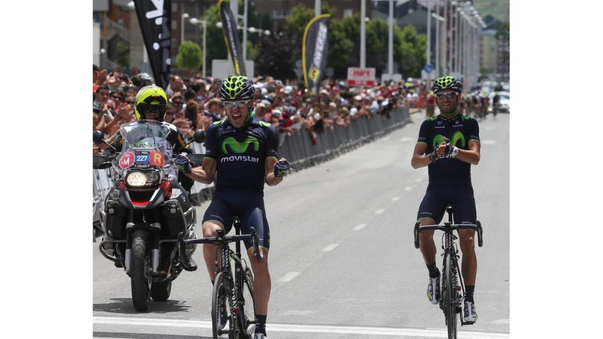 Izagirre celebra exultante su triunfo en Ponferrada por delante de su compañero Valverde