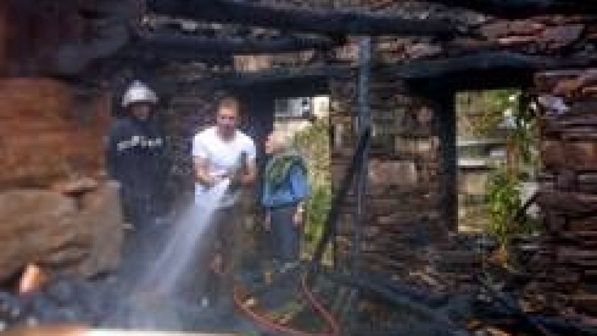 Voluntarios y bomberos sofocan un incendio en Quintanilla de Somoza en una imagen de archivo