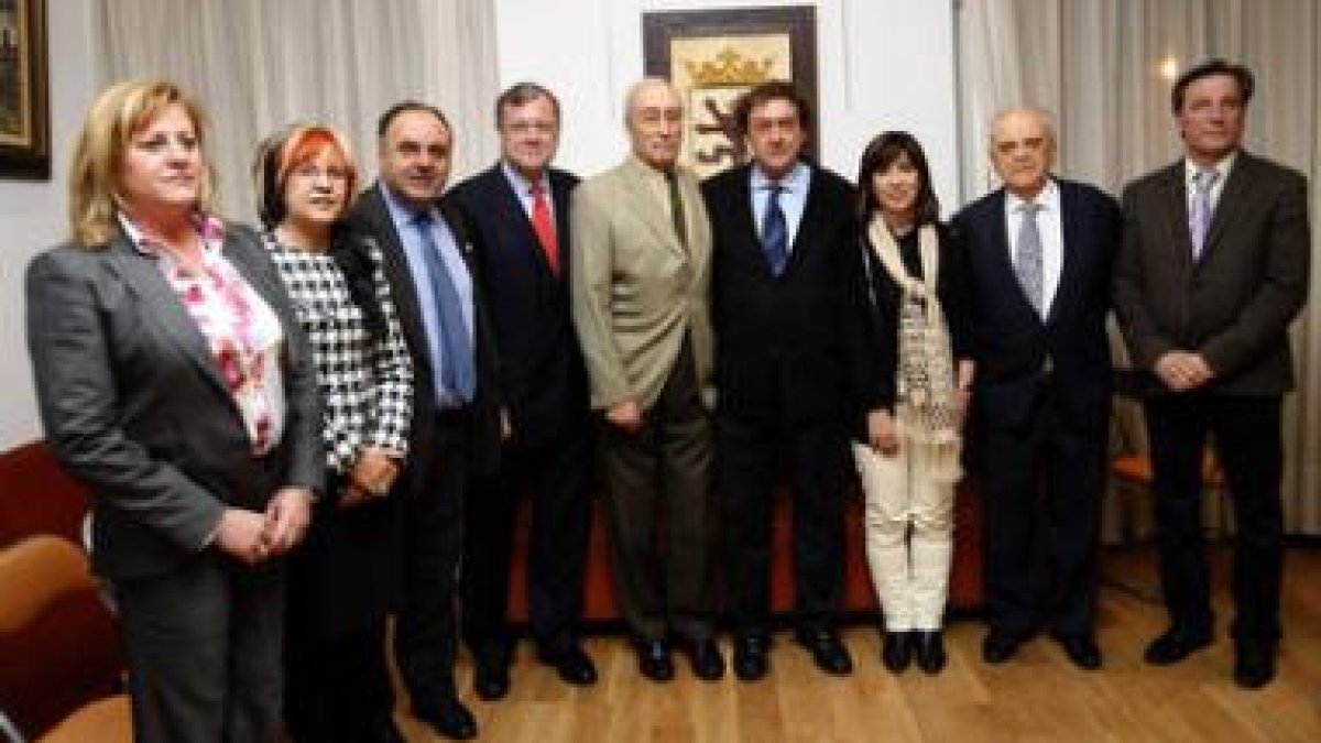 Foto de familia de los participantes en la charla de la Casa de León.