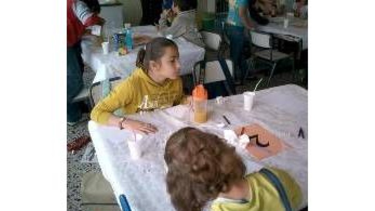 Los niños aprenden a elaborar sus propios zumos en los talleres