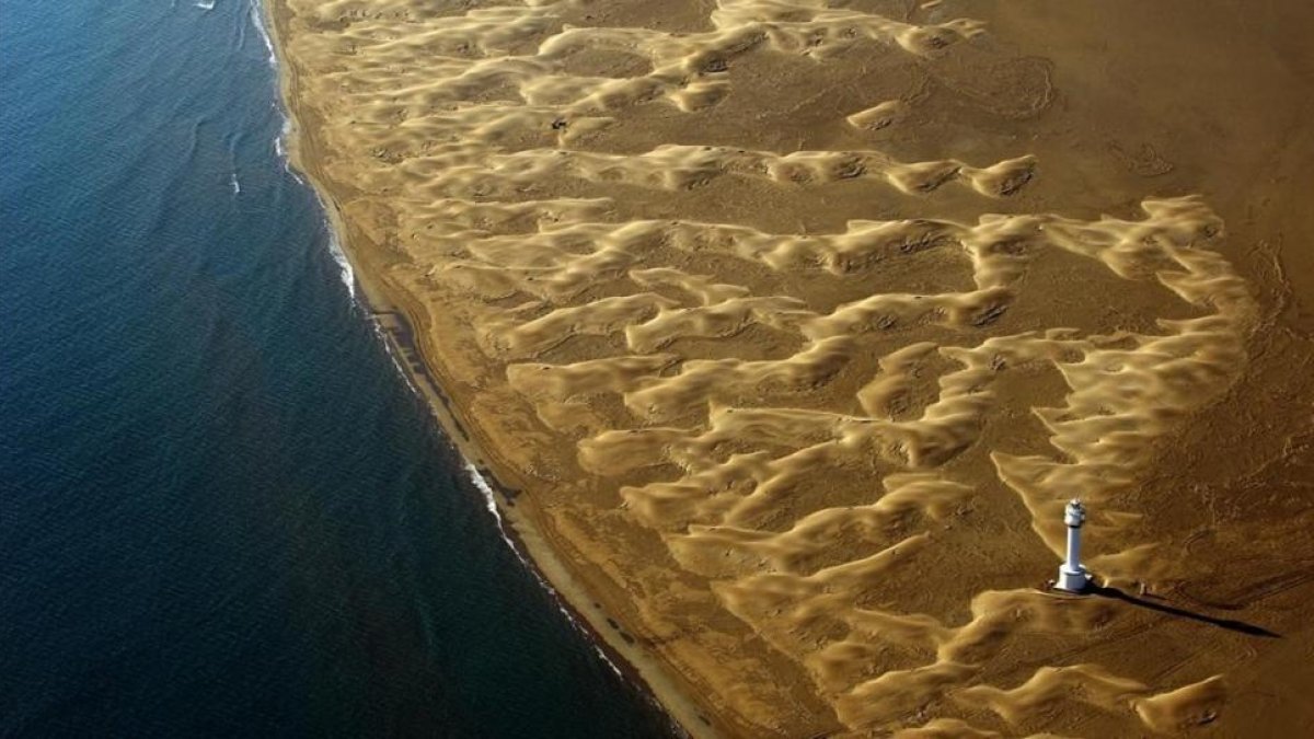 Panorámica área de la Punta del Fangar, en el delta del Ebro, en el año 2009. La zonas deltaicas, que ya aprecian claramente el aumento del nivel del mar, son uno de los territorios más vulnerables al cambio climático.